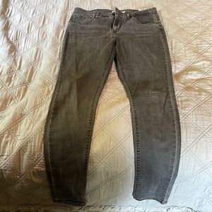 Gray Levi’s skinny jeans